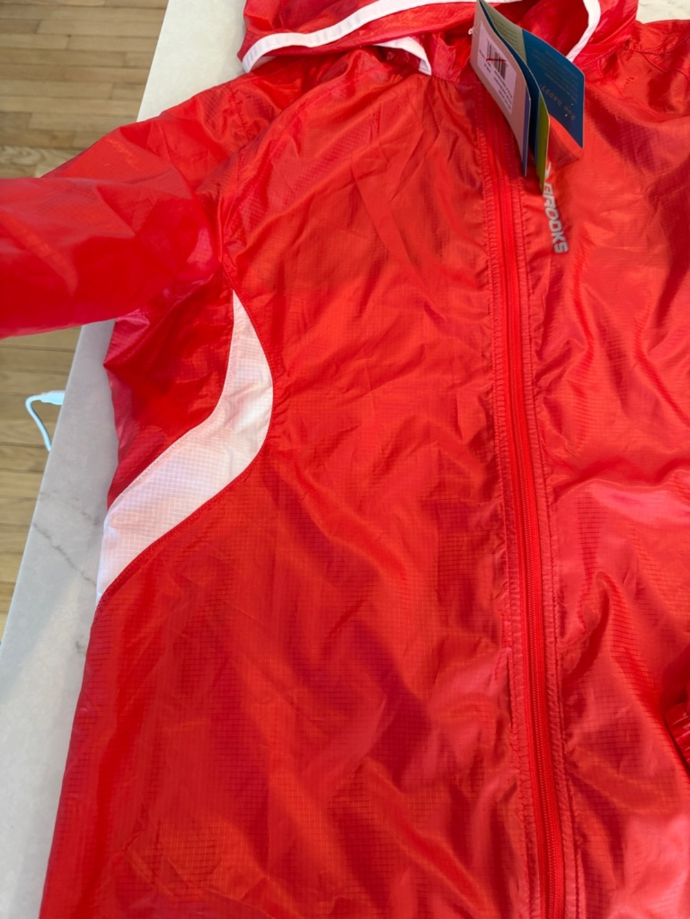 Brooks Women’s Medium LSD Light Wind and Rain Jacket with Hood - Winter Poppy - Picture 11 of 11
